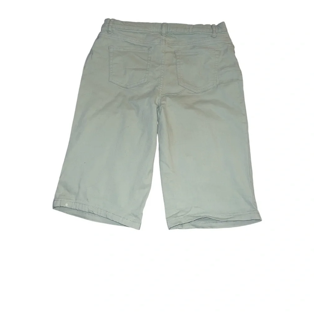 Children’s Place shorts. Adjustable waist. Light olive green. (16)